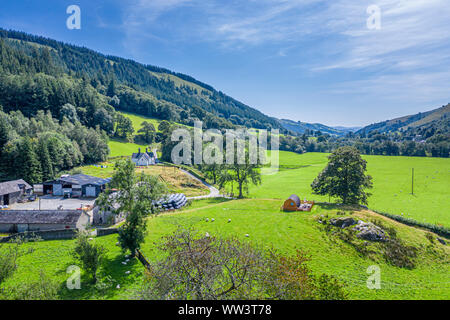 Luftaufnahme über malerische Ackerland bei hellen Sommertag in Nord Wales, Großbritannien Stockfoto