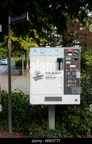 Zigarette Anbieter Maschine in der Straße auf dem zentralen Platz der Deutschen Dorf von Grafschaft Stockfoto