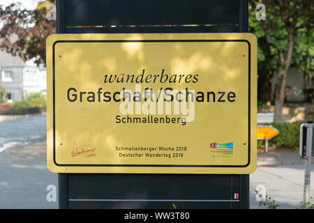 Zeichen für die Grafschaft und Schanze Dorf, Stadt Schmallenberg im Sauerland Willkommen Stockfoto