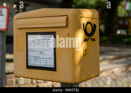 Deutsche vintage Porto Mailbox in der Straße mit dem Logo der National Post Stockfoto
