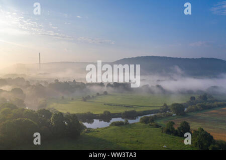 Höhe drone Schießen über neblige Tal bei Sonnenaufgang. Severn River in Shropshire, Großbritannien Stockfoto