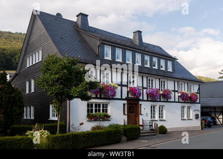 Architektur der typischen Fachwerkhäuser Vakwerk in das Spa Village von Grafschaft im Sauerland in Deutschland mit Blumen dekorieren Fassade Stockfoto