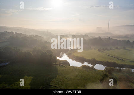 Höhe drone Schießen über neblige Tal bei Sonnenaufgang. Severn River in Shropshire, Großbritannien Stockfoto