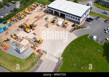 Drone Blick über die Baustelle Maschinen im Hof geparkt Stockfoto