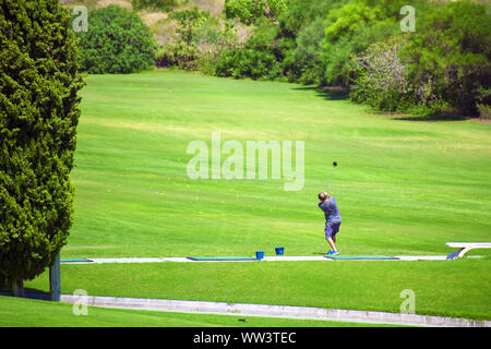 Sportler eine Golf Swing am Golfplatz in Alicante, Spanien. Stockfoto