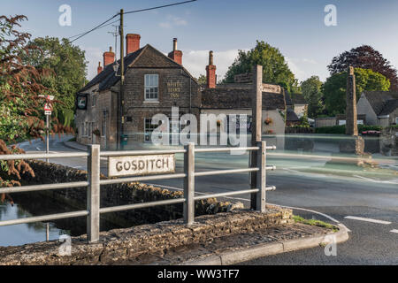 Mit seinen 'Cross-Head' fehlt, dieser Stein Struktur steht außerhalb der White Hart Inn in Ashton Keynes. Ein kleines Dorf in North Wiltshire, liegt es wi Stockfoto