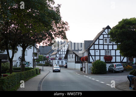 Dorfzentrum von Grafschaft mit der typischen Architektur Fachwerk Vakwerk Wohnungen im Sauerland in Deutschland bei Sonnenuntergang Stockfoto