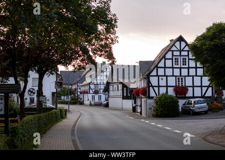 Dorfzentrum von Grafschaft mit der typischen Architektur Fachwerk Vakwerk Wohnungen im Sauerland in Deutschland bei Sonnenuntergang Stockfoto