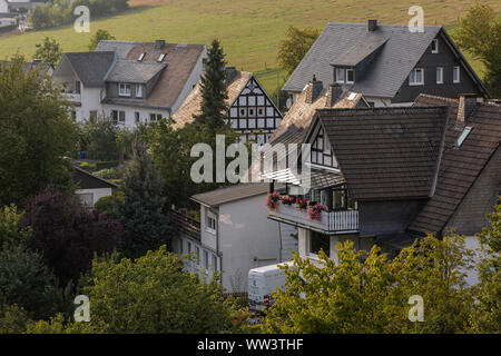 Typische traditionelle Fachwerkhäuser Vakwerk Wohnungen im Kurort Grafschaft im Sauerland in Deutschland Stockfoto