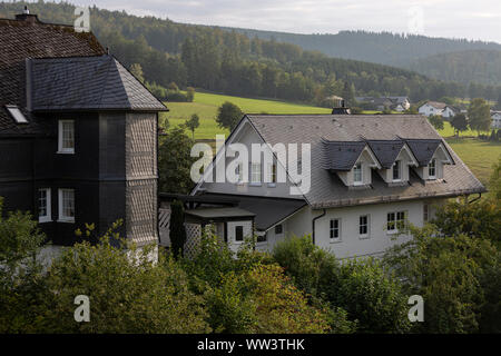 Typische traditionelle Fachwerkhäuser Vakwerk Wohnungen im Kurort Grafschaft im Sauerland in Deutschland Stockfoto