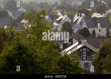 Typische traditionelle Fachwerkhäuser Vakwerk Wohnungen im Kurort Grafschaft im Sauerland in Deutschland Stockfoto