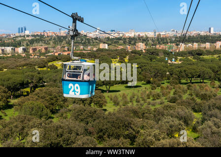 Teleferico Überquerung der Casa de Campo, Madrid, Spanien Stockfoto