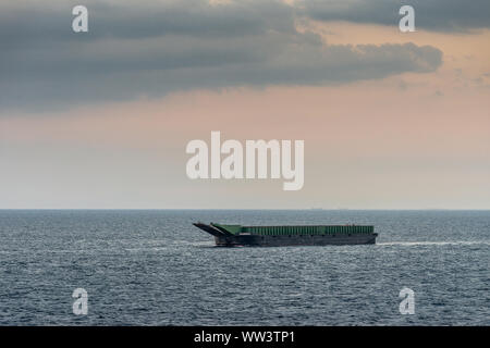 Manila, Philippinen - 5. März, 2019: Closeup. Am Abend fällt auf grüne und schwarze große Barge Kalusugan 2, in der Bucht aus South Harbor verankert. Stockfoto