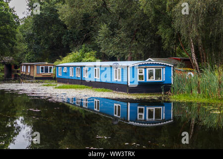 Blau Holz- Hausboot am Ufer der Basingstoke Canal in der Nähe von Hermitage, Woking, Surrey festgemacht, Südosten, England, Grossbritannien Stockfoto