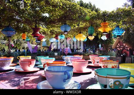 Mad Hatters Spinning Tea Party Stockfoto