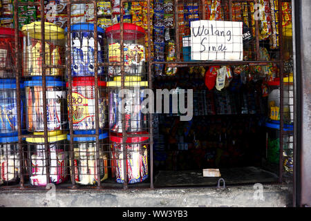 ANTIPOLO CITY, Philippinen - 9. SEPTEMBER 2019: Verschiedene Snacks und Süßigkeiten auf Anzeige an einen kleinen Stadtteil speichern. Stockfoto