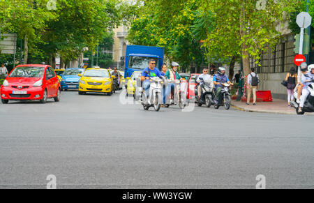 Athen Griechenland - 15. JULI 2019; Fahrzeuge an der Kreuzung warten in Bewegung zu verschwommen, wie Sie Weg mve Wenn es sicher ist. Stockfoto