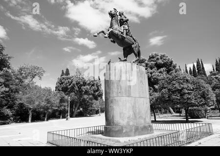 Athen Griechenland - 15. JULI 2019; Reiter auf dem Pferd Bronze Statue der revolutionären Georgios Karaiskakis in Griechenland National Gardens. Stockfoto