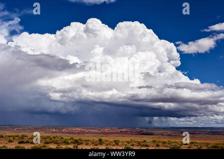 Aufwabende Cumulonimbus-Wolken von einem sich entwickelnden Gewitter am Himmel in der Nähe von Nazlini, Arizona Stockfoto
