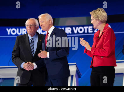 Houston, Texas, USA. 12 Sep, 2019. Demokratische Präsidentschaftskandidat der ehemalige Vizepräsident Joe Biden (C) schüttelt Hände mit anderen Kandidaten Senator Bernie Sanders, I-VT, als Kandidat sen Elizabeth Warren, D-MA, applaudiert, als sie vor der ABC News demokratische Debatte auf dem Campus der Texas Southern University in Houston am Donnerstag, den 12. September 2019. Dies ist die dritte demokratische Debatte der gesamten Wahl 2020 und der ersten, wo alle drei vorderen - Läufer die gleiche Bühne teilen. Die Kandidaten der ehemalige Vizepräsident Joe Biden, Senator Credit: UPI/Alamy leben Nachrichten Stockfoto