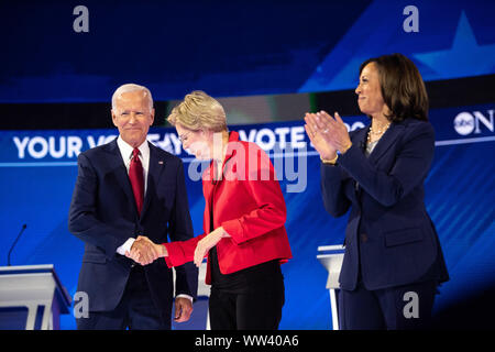 Houston, Texas, USA. 12 Sep, 2019. Demokratische Präsidentschaftskandidat der ehemalige Vizepräsident Joe Biden (L) rüttelt Hände mit anderen Kandidaten sen Elizabeth Warren, D-MA und Kandidat sen Kamala Harris, D-CA, applaudiert vor der ABC News demokratische Debatte auf dem Campus der Texas Southern University in Houston am Donnerstag, 12. September 2019. Dies ist die dritte demokratische Debatte der gesamten Wahl 2020 und der ersten, wo alle drei vorderen - Läufer die gleiche Bühne teilen. Die Kandidaten der ehemalige Vizepräsident Joe Biden, Senator Credit: UPI/Alamy leben Nachrichten Stockfoto