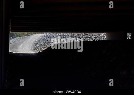 Alameda Creek Trail von unter 880 Autobahn-überführung gesehen, Kalifornien Stockfoto