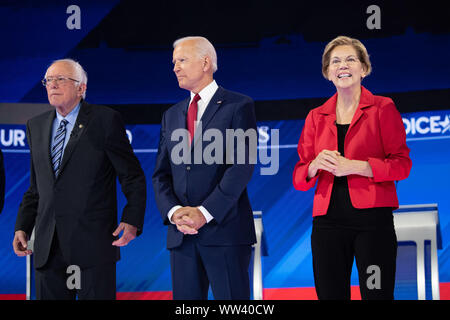 Houston, Texas, USA. 12 Sep, 2019. Demokratische Präsidentschaftskandidaten Senator Bernie Sanders, I-VT, (L), der ehemalige Vizepräsident Joe Biden (C) und Sen Elizabeth Warren, D-MA, vor der ABC News demokratische Debatte auf dem Campus der Texas Southern University in Houston am Donnerstag, September 12, 2019. Dies ist die dritte demokratische Debatte der gesamten Wahl 2020 und der ersten, wo alle drei vorderen - Läufer die gleiche Bühne teilen. Die Kandidaten der ehemalige Vizepräsident Joe Biden, Senator Credit: UPI/Alamy leben Nachrichten Stockfoto