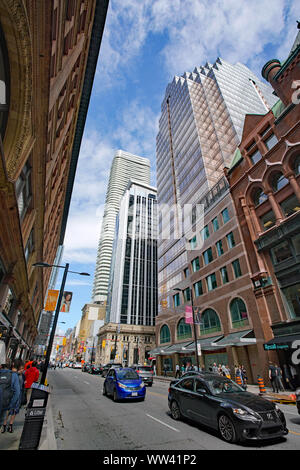 TORONTO - September 2019: Neue Wolkenkratzer an der Kreuzung der Königin und Yonge Straßen gebaut, die Erhaltung der Fassaden der historischen Gebäude am Boden Stockfoto