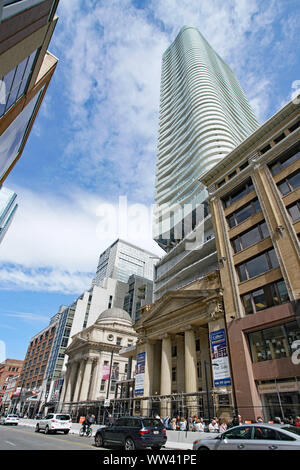 TORONTO - September 2019: Neue Wolkenkratzer an der Kreuzung der Königin und Yonge Straßen gebaut, die Erhaltung der Fassaden der historischen Gebäude am Boden Stockfoto