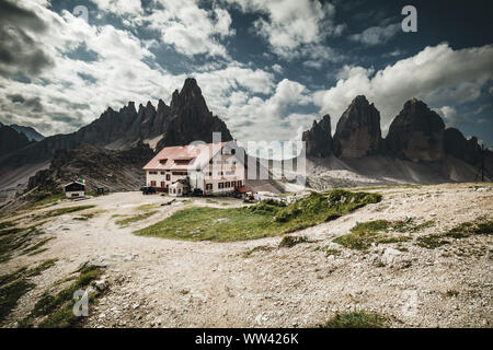 Berg und Drei Zinnen Hütte Dreizinnenhutte in Sexten Dolomiten, Südtirol, Italien Stockfoto