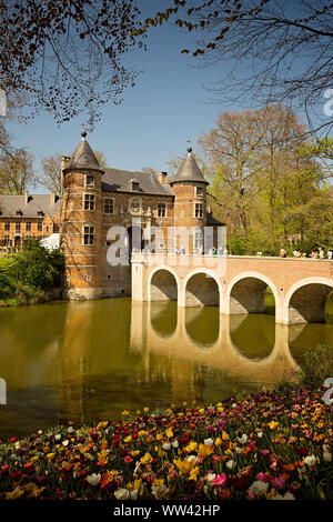Groot-Bijgaarden Schloss, Belgien ist eine touristische Destination mit Gärten von schön bepflanzt Tulpen während der gesamten Parkanlage gefüllt. Stockfoto