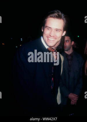 Hollywood, Kalifornien, USA, 6. Dezember 1994 Schauspieler Jim Carrey nimmt an der New Line Cinema 'Dumme und Dümmer' Premiere am 6. Dezember 1994 im Pacific Cinerama Dome in Hollywood, Kalifornien, USA. Foto von Barry King/Alamy Stock Foto Stockfoto