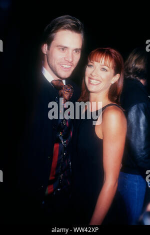 Hollywood, Kalifornien, USA, 6. Dezember 1994 Schauspieler Jim Carrey nimmt an der New Line Cinema 'Dumme und Dümmer' Premiere am 6. Dezember 1994 im Pacific Cinerama Dome in Hollywood, Kalifornien, USA. Foto von Barry King/Alamy Stock Foto Stockfoto