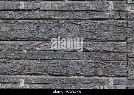 Hintergrund Wand der horizontalen Verkohlte schwarze Bretter in Form von Kohlen. Feuer und Löschwasser. Stockfoto