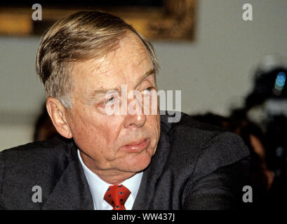 T Boone Pickens, Jr., Limited Partner, Mesa Limited Partnership, spricht mit einem Adjutanten vor testifimony vor den Vereinigten Staaten Haus Unterausschuss für wirtschaftliche Stabilisierung während einer Anhörung über Fusionen auf dem Capitol Hill in Washington, DC am 21. Oktober 1987. Credit: Ron Sachs/CNP/MediaPunch Stockfoto