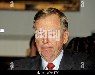 T Boone Pickens, Jr., Limited Partner, Mesa Limited Partnership, spricht mit einem Adjutanten vor testifimony vor den Vereinigten Staaten Haus Unterausschuss für wirtschaftliche Stabilisierung während einer Anhörung über Fusionen auf dem Capitol Hill in Washington, DC am 21. Oktober 1987. Credit: Ron Sachs/CNP/MediaPunch Stockfoto