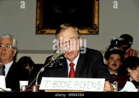 T Boone Pickens, Jr., Limited Partner, Mesa Limited Partnership, spricht mit einem Adjutanten vor testifimony vor den Vereinigten Staaten Haus Unterausschuss für wirtschaftliche Stabilisierung während einer Anhörung über Fusionen auf dem Capitol Hill in Washington, DC am 21. Oktober 1987. Credit: Ron Sachs/CNP/MediaPunch Stockfoto