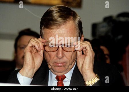 T Boone Pickens, Jr., Limited Partner, Mesa Limited Partnership, spricht mit einem Adjutanten vor testifimony vor den Vereinigten Staaten Haus Unterausschuss für wirtschaftliche Stabilisierung während einer Anhörung über Fusionen auf dem Capitol Hill in Washington, DC am 21. Oktober 1987. Credit: Ron Sachs/CNP/MediaPunch Stockfoto