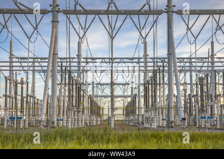 Ultra moderne High voltage Transformation power station für elektrische Industrie mit mehreren Transformatoren und Isolatoren Stockfoto