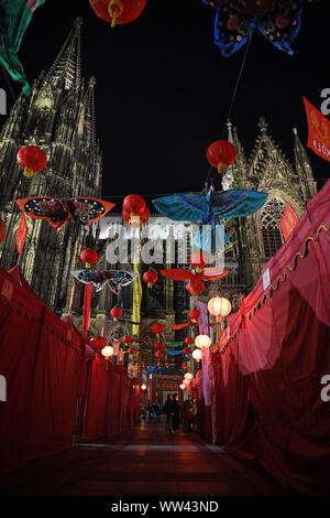 Köln, Deutschland. 12 Sep, 2019. Foto auf Sept. 12, 2019 zeigt rote Laternen und Drachen mit dem Quadrat der Kölner Dom während der China Festival in Köln, Deutschland, Sept. 12, 2019. Die drei Tage lang China Festival Off in Köln Donnerstag trat. Credit: Lu Yang/Xinhua/Alamy leben Nachrichten Stockfoto