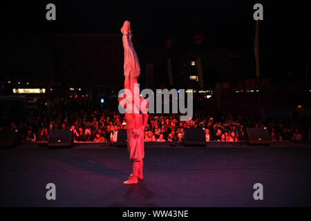 Köln, Deutschland. 12 Sep, 2019. Akteure der in China Beijing Chaoyang kunst Truppe Akrobatik während der Eröffnungsfeier der China Festival statt mit dem Quadrat der Kölner Dom in Köln, Deutschland, Sept. 12, 2019. Die drei Tage lang China Festival Off in Köln Donnerstag trat. Credit: Lu Yang/Xinhua/Alamy leben Nachrichten Stockfoto