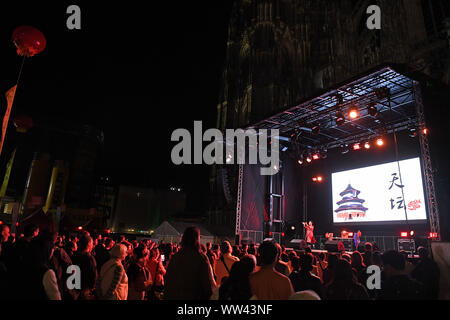 Köln, Deutschland. 12 Sep, 2019. Publikum beobachten Sie die Leistung während der Eröffnungsfeier der China Festival mit dem Quadrat der Kölner Dom in Köln, Deutschland, Sept. 12, 2019 statt. Die drei Tage lang China Festival Off in Köln Donnerstag trat. Credit: Lu Yang/Xinhua/Alamy leben Nachrichten Stockfoto