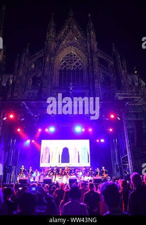 Köln, Deutschland. 12 Sep, 2019. Publikum beobachten Sie die Leistung während der Eröffnungsfeier der China Festival mit dem Quadrat der Kölner Dom in Köln, Deutschland, Sept. 12, 2019 statt. Die drei Tage lang China Festival Off in Köln Donnerstag trat. Credit: Lu Yang/Xinhua/Alamy leben Nachrichten Stockfoto