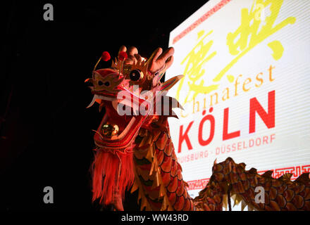 Köln, Deutschland. 12 Sep, 2019. Schauspieler Dragon dance bei der Eröffnung des Festivals mit dem Quadrat der Kölner Dom in Köln, Deutschland, Sept. 12, 2019. Die drei Tage lang China Festival Off in Köln Donnerstag trat. Credit: Lu Yang/Xinhua/Alamy leben Nachrichten Stockfoto