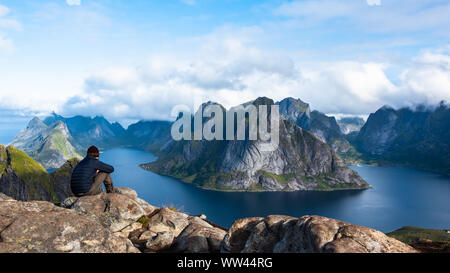 Reine vom Reinebringen, Blick auf die atemberaubenden Berge der Lofoten Inseln, Norwegen Stockfoto