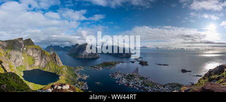 Panoramablick auf Reine, Blick vom Reinebringen in der Lofoten, Norwegen