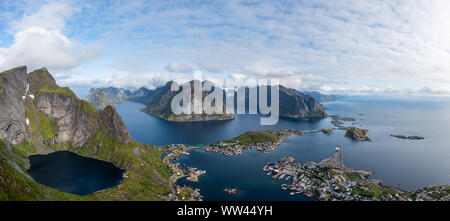 Panoramablick auf Reine, Blick vom Reinebringen in der Lofoten, Norwegen Stockfoto