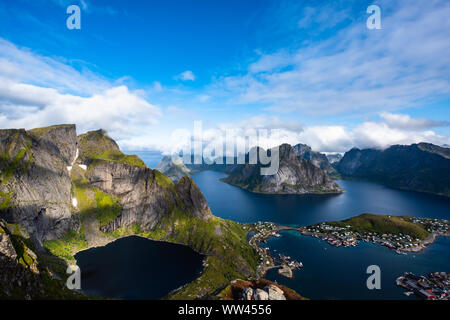 Reine vom Reinebringen, Blick auf die atemberaubenden Berge der Lofoten Inseln, Norwegen Stockfoto
