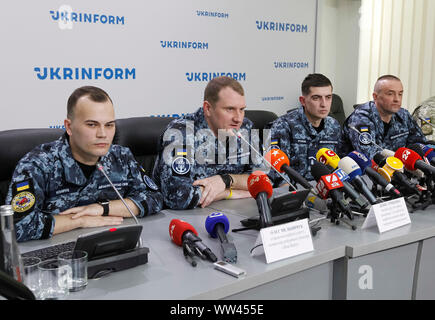 Vor kurzem freigegebene Ukrainische Matrosen, Oleg Melnichuk, Denys Hrytsenko, Andriy Artemenko und Andriy Oprysko (L-R) sprechen auf einer Pressekonferenz in Kiew, Ukraine. 35 ukrainischen politischen Gefangenen, darunter 24 Ukrainische Seeleute wurden während der Russland-ukraine prisoner Swap 35 x 35 befreit. Die swap-Liste umfasst 24 Segler von Russland in der Straße von Kertsch gefangen, und 11 weitere Sträflinge, einschließlich der Ukrainische Regisseur Oleh Sentsov, wie lokale Medien berichteten. Der Austausch der Gefangenen zwischen der Ukraine und Russland fand am 07. September 2019. Stockfoto