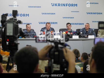 Vor kurzem freigegebene Ukrainische Matrosen, Oleg Melnichuk, Denys Hrytsenko, Andriy Artemenko und Andriy Oprysko (L-R) sprechen auf einer Pressekonferenz in Kiew, Ukraine. 35 ukrainischen politischen Gefangenen, darunter 24 Ukrainische Seeleute wurden während der Russland-ukraine prisoner Swap 35 x 35 befreit. Die swap-Liste umfasst 24 Segler von Russland in der Straße von Kertsch gefangen, und 11 weitere Sträflinge, einschließlich der Ukrainische Regisseur Oleh Sentsov, wie lokale Medien berichteten. Der Austausch der Gefangenen zwischen der Ukraine und Russland fand am 07. September 2019. Stockfoto